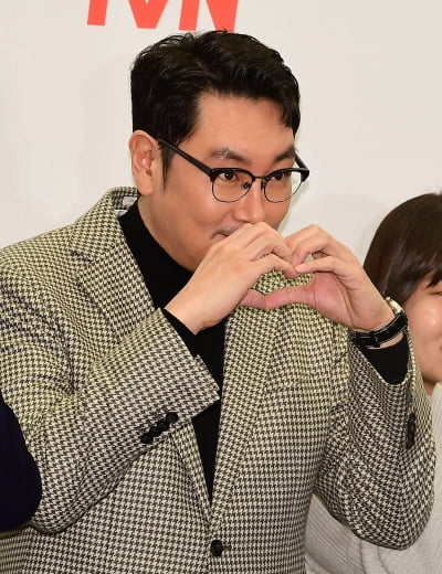[TEN 포토] 조진웅 '스윗한 깨물 하트'
