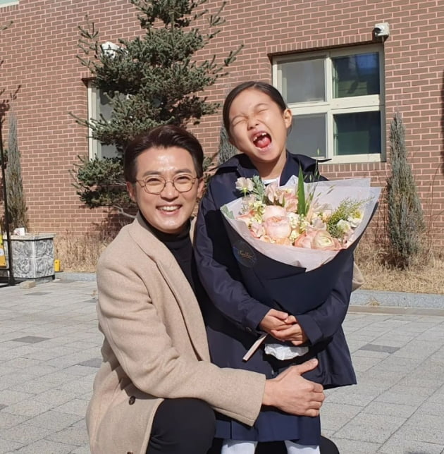 '최현주♥' 안재욱, 53살에 드디어 학부모 됐다…장꾸미 딸 수현 입학식