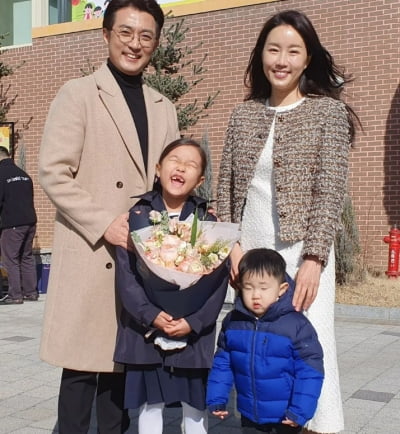 '최현주♥' 안재욱, 53살에 드디어 학부모 됐다…장꾸미 딸 수현 입학식