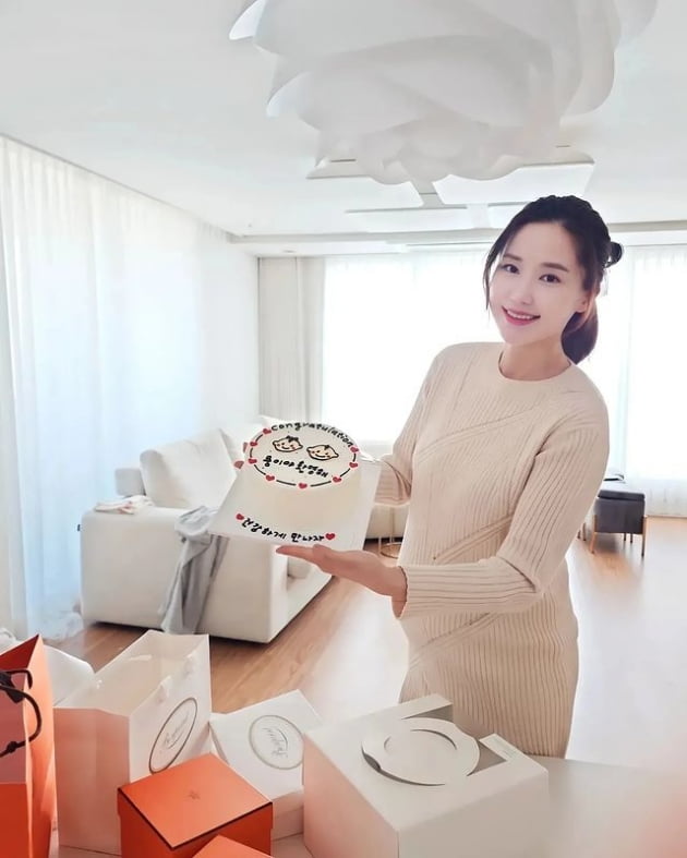 '쌍둥이 임신' 공현주, D라인 자랑…♥금융맨 남편에게 받은 명품 H사 선물