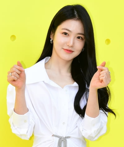 [TEN 포토] 신예은 '당기고 당겨도 무결점 미모'