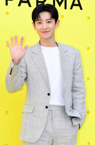 [TEN 포토] 엑소 찬열 '손남신의 인사'