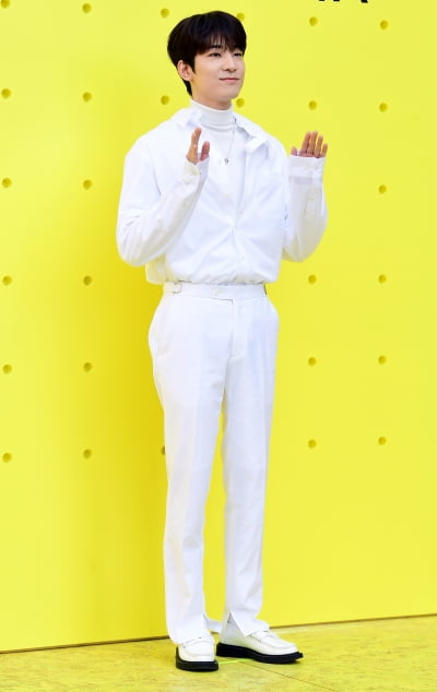 [TEN 포토] 세븐틴 원우 '팬 서비스도 특급'