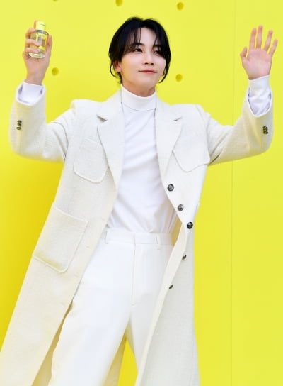 [TEN 포토] 세븐틴 정한 '팬들에게 양손 인사'