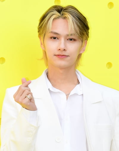 [TEN 포토] 세븐틴 준 '봄을 부르는 하트'