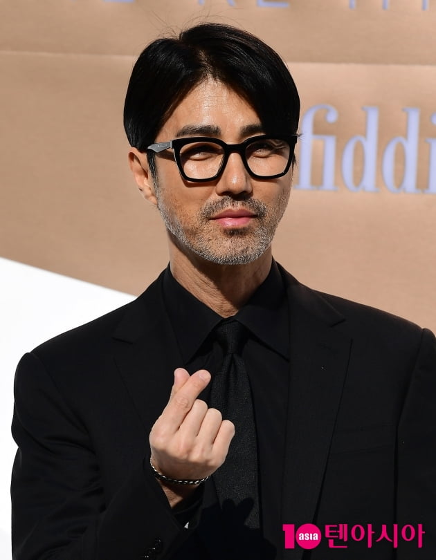 [TEN 포토] 차승원 '터프함+귀여운 하트'