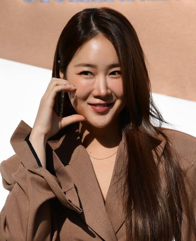 [TEN 포토] 소유 '하트는 귀엽게'