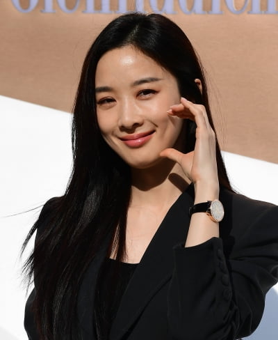 [TEN 포토] 이청아 '청순 머금은 하트'