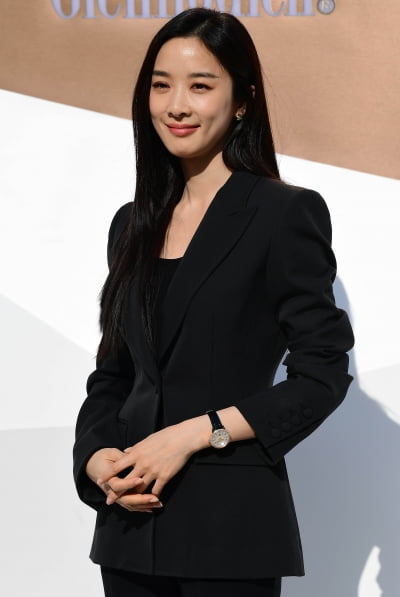 [TEN 포토] 이청아 '반사판 없이도 빛나는 인간보석'