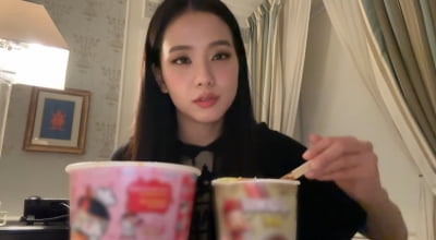 블랙핑크 지수, 야밤에 컵라면을 2개나 먹네…체중 관리 안 해도 돼?