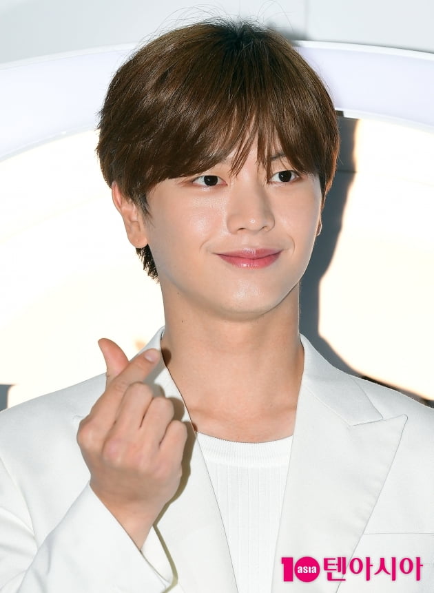 [TEN 포토] 육성재 '빛나는 하트'