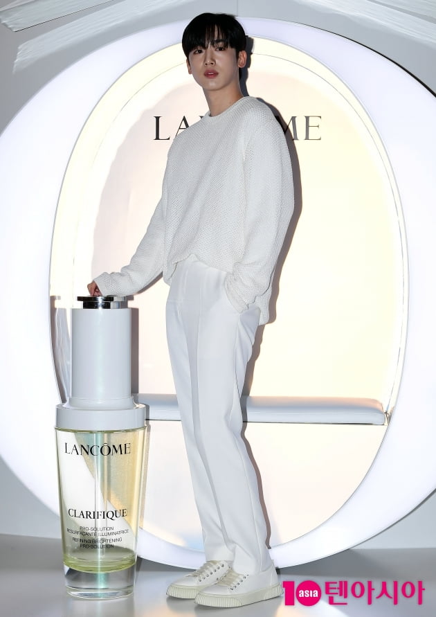 [TEN 포토] 김요한 '봄을 알리는 청량한 비주얼'