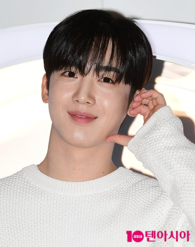 [TEN 포토] 김요한 '귀공자 하트'