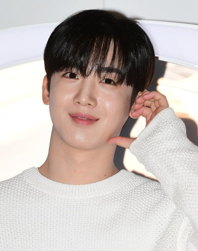 [TEN 포토] 김요한 '귀공자 하트'