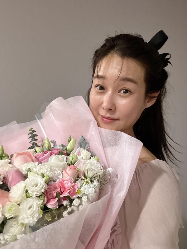 '송도맘' 현영, 학비 6억 아깝지 않네…♥남편·딸 깜짝 선물에 행복