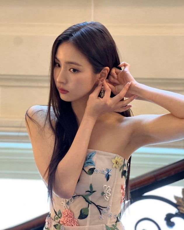 신세경, 요정이 나타났다…프랑스 파리에 봄을 몰고 온 공주님