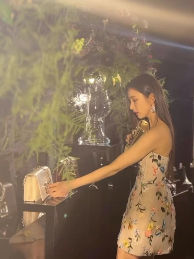 신세경, 요정이 나타났다…프랑스 파리에 봄을 몰고 온 공주님