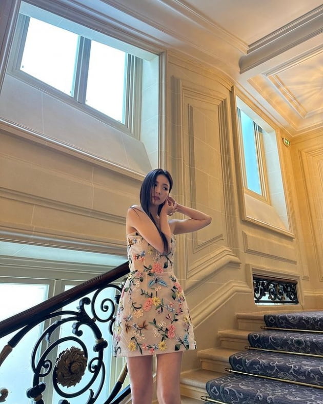 신세경, 요정이 나타났다…프랑스 파리에 봄을 몰고 온 공주님