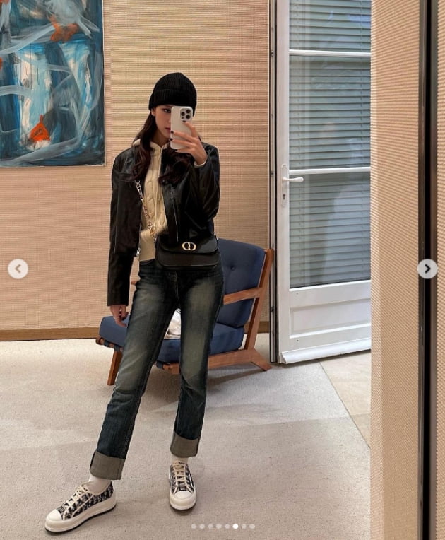 블랙핑크 지수, 여친짤의 정석...인형이랑 붕어빵