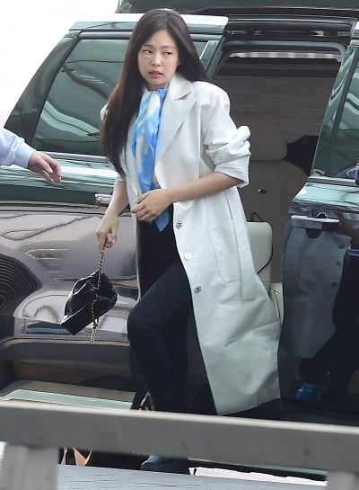 [TEN 포토] 블랙핑크 제니 '화려한 공항패션'