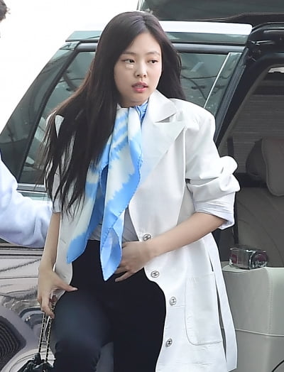 [TEN 포토] 블랙핑크 제니 '얼굴에 반창고 붙이고 출국'