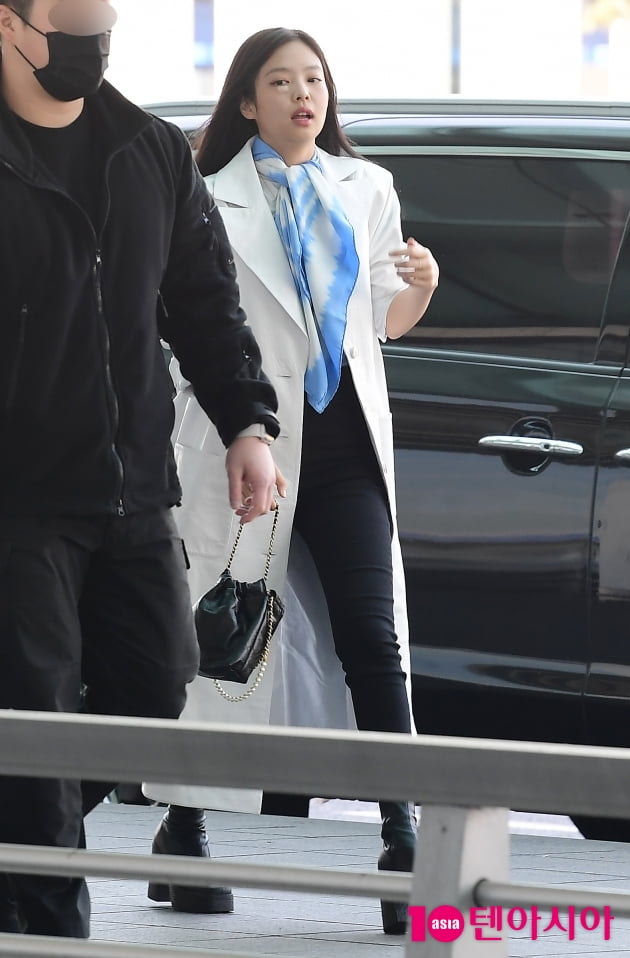 [TEN 포토] 블랙핑크 제니 '특급 경호받으며 출국'