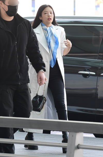 [TEN 포토] 블랙핑크 제니 '특급 경호받으며 출국'