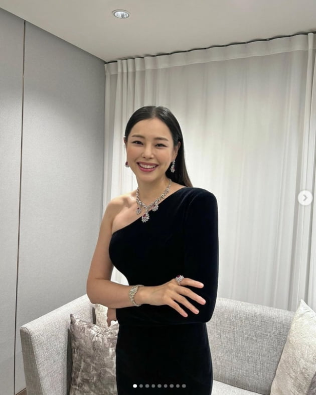 이하늬, 보석보다 화려한 미모...오프숄더로 우아하게