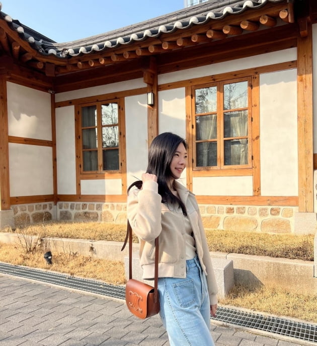 '윤남기♥' 이다은, C사 명품백 걸고 잔뜩 신난 미소 "광합성 중"
