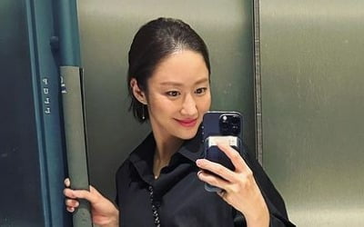 '치과의사♥' 전혜빈, 센스 넘치네…구할 수 없다는 디자이너 치마+C사 가방 조합