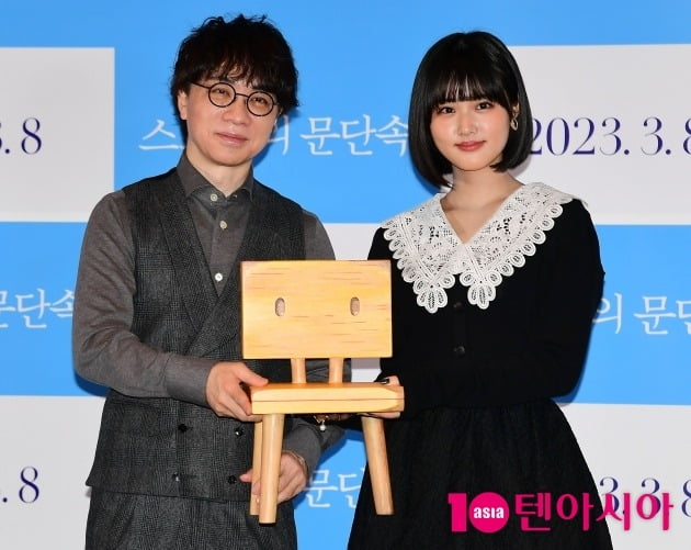 [TEN 포토] 신카이 마코토 감독-하라 나노카 '스즈메의 의자와 함께'