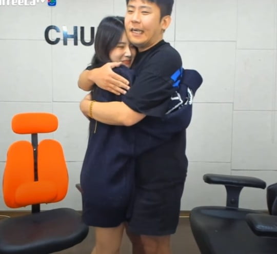 이혼 후 '新여친'과 스킨십 난무하더니…BJ 철구, 유난 떨기 끝에 결별[TEN피플]