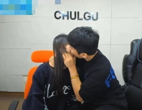 이혼 후 '新여친'과 스킨십 난무하더니…BJ 철구, 유난 떨기 끝에 결별[TEN피플]