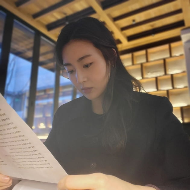 '한의사♥' 강소라, 청담동 레스토랑서 메뉴판 진지하게…날카로운 턱선 자랑