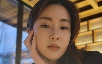 '한의사♥' 강소라, 청담동 레스토랑서 메뉴판 진지하게…날카로운 턱선 자랑