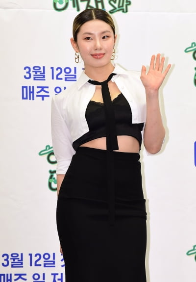 [TEN 포토] 리정 '붉은입술에 피어싱'