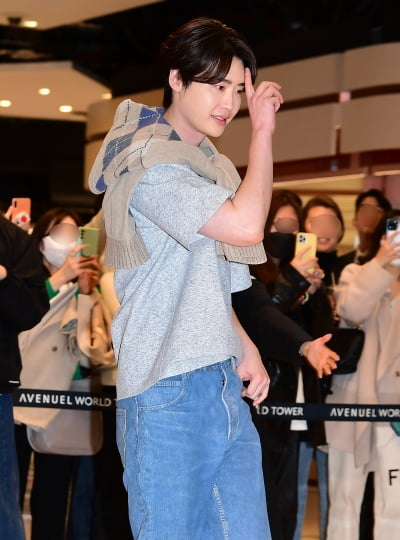 [TEN 포토] 이종석 '머리만 넘겨도 화보'