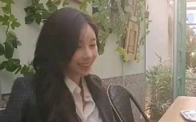 '탈세 의혹' 야옹이 작가, 약 한 달 만 SNS 복귀…환하게 웃고 있네
