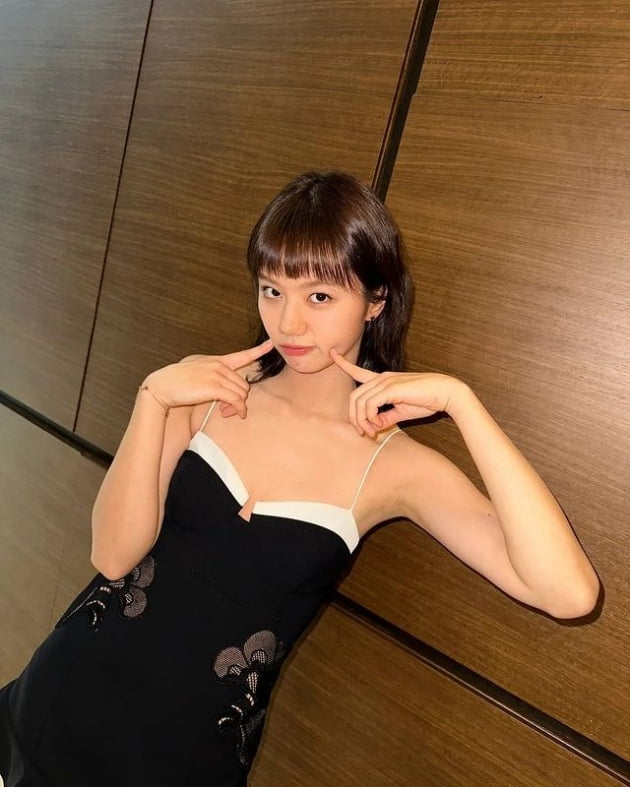 혜리, 앞머리 내리고 볼 콕…♥류준열이 매일 반한 미모