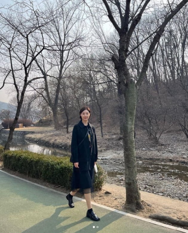 이연희, 남편과 산책하며 힐링중....태양마저 질투하는 미모