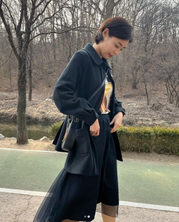 이연희, 남편과 산책하며 힐링중....태양마저 질투하는 미모