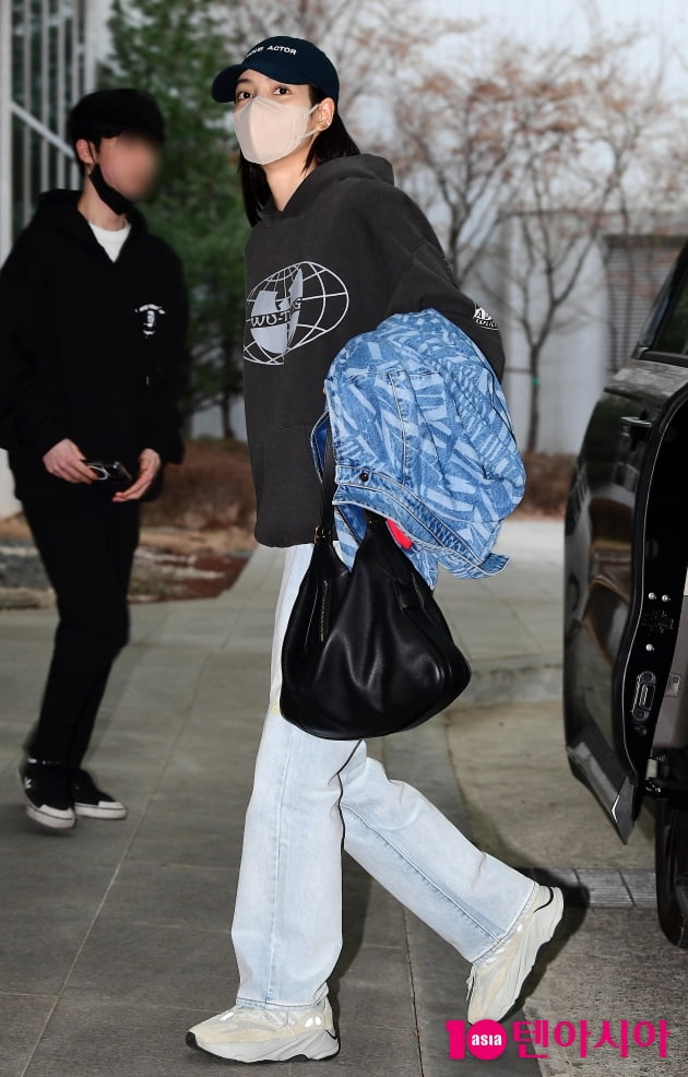 [TEN 포토] 블랙핑크 리사 '러블리한 공항패션'