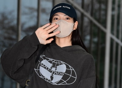 [TEN 포토] 블랙핑크 리사 '공항을 밝히는 미모 '
