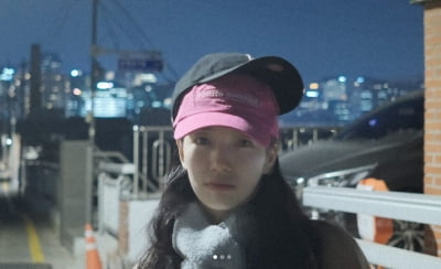 모자 2개 쓴 수지, 웃길 수도 있는데 MZ 감성 좔좔 흐르네