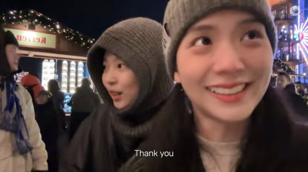 블랙핑크 지수·제니, 딸기 탕후루 찾아 삼만리 "경건하게 먹겠다" 행복