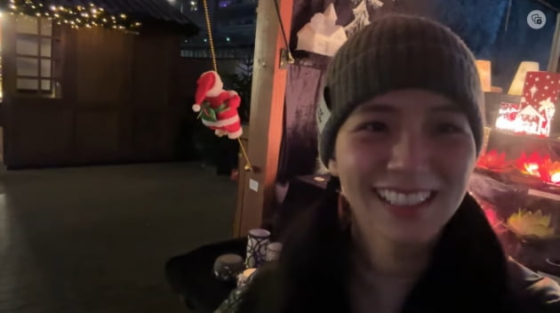 블랙핑크 지수·제니, 딸기 탕후루 찾아 삼만리 "경건하게 먹겠다" 행복