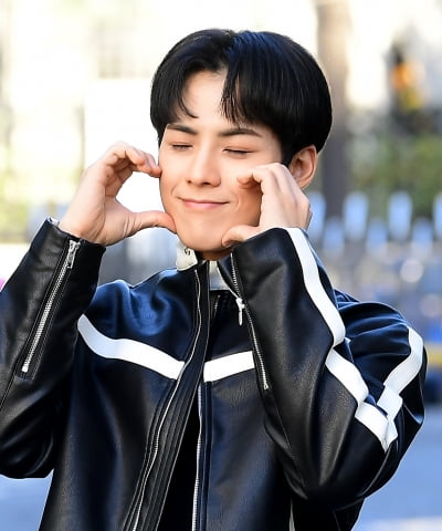 [TEN 포토] TAN 성혁 '하트는 느낌있게'