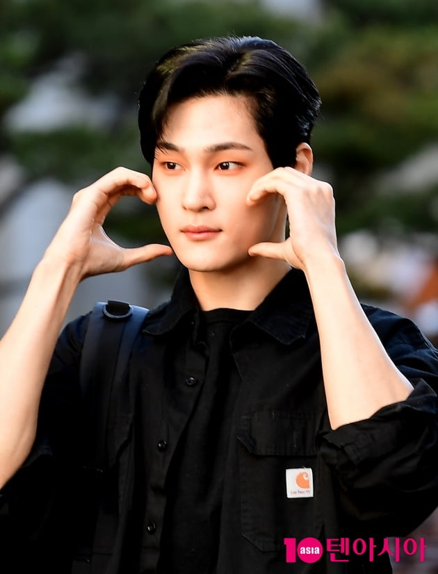 [TEN 포토] TAN 태훈 '부드러운 하트'