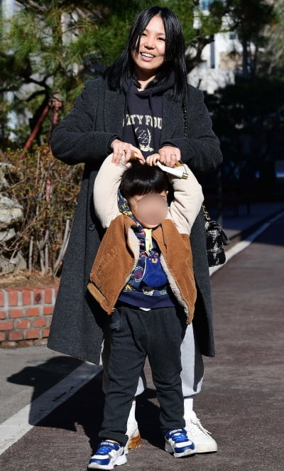 [TEN 포토] 알리 '아들과 함께 행복한 미소'
