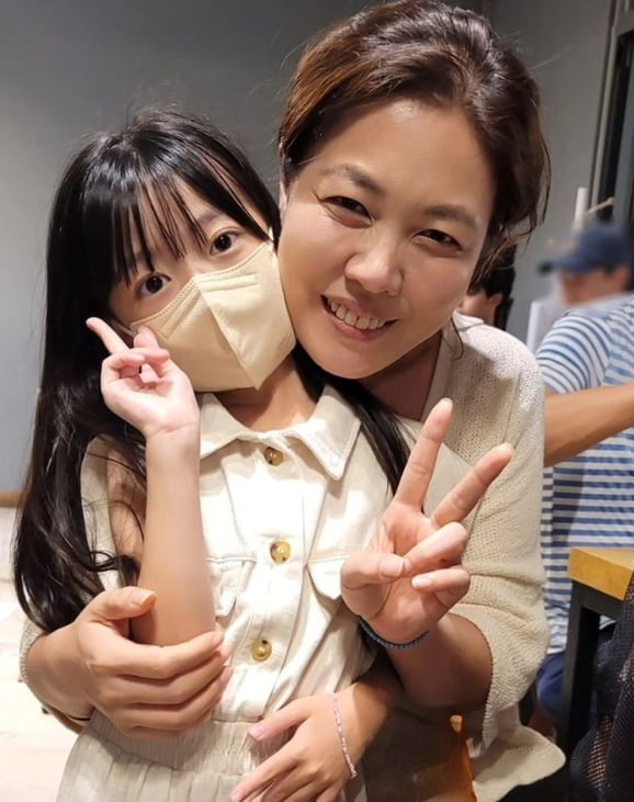 주병원 원장님과 다정하게 한 컷…'연진이 딸' 예솔이, 귀엽게 브이